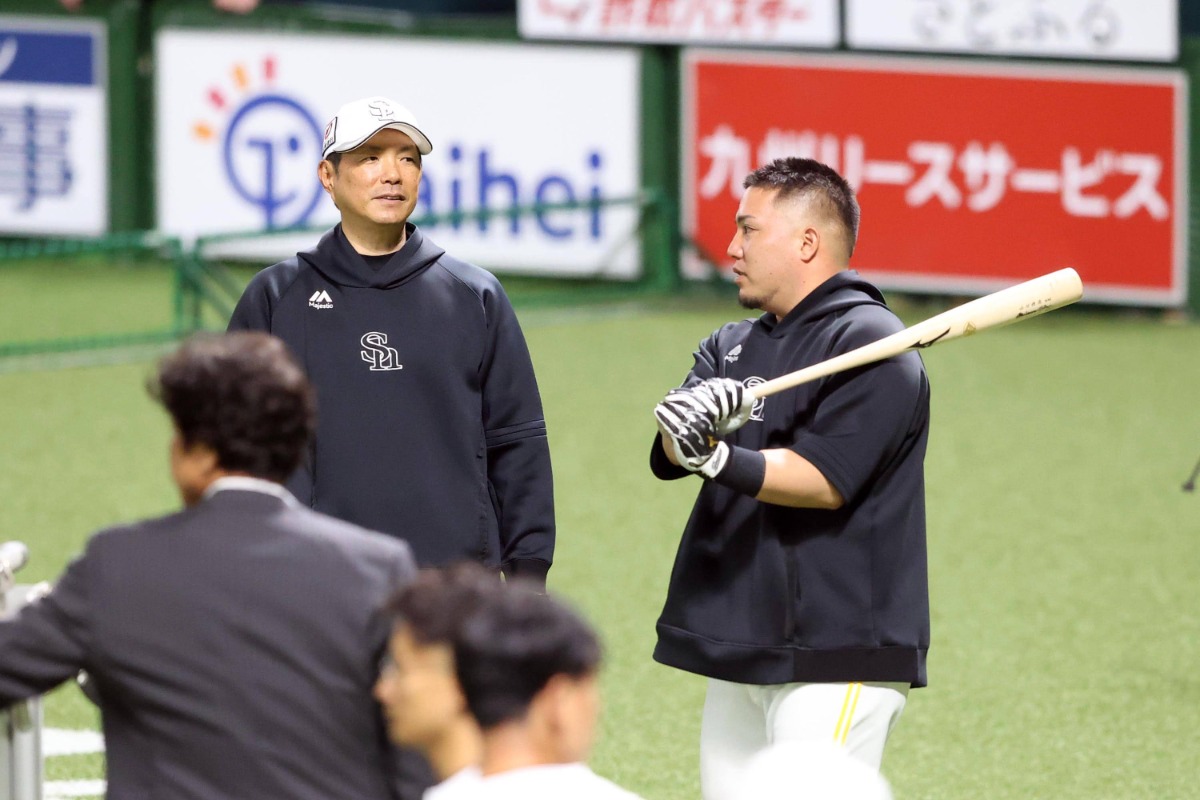 小久保裕紀監督（左）と山川穂高【写真：栗木一考】