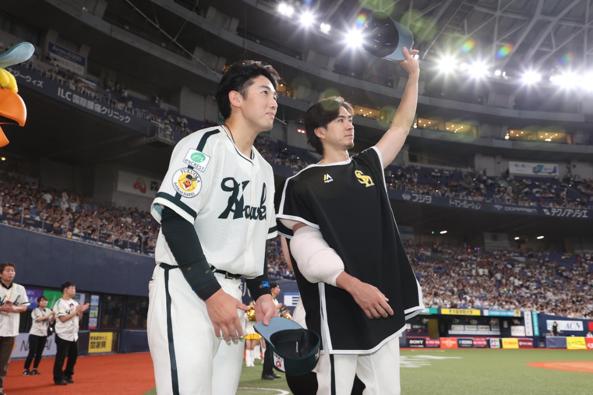 8月4日、ヒーローインタビューを終えて場内に礼をする山本祐大（手前）【写真：栗木一考】