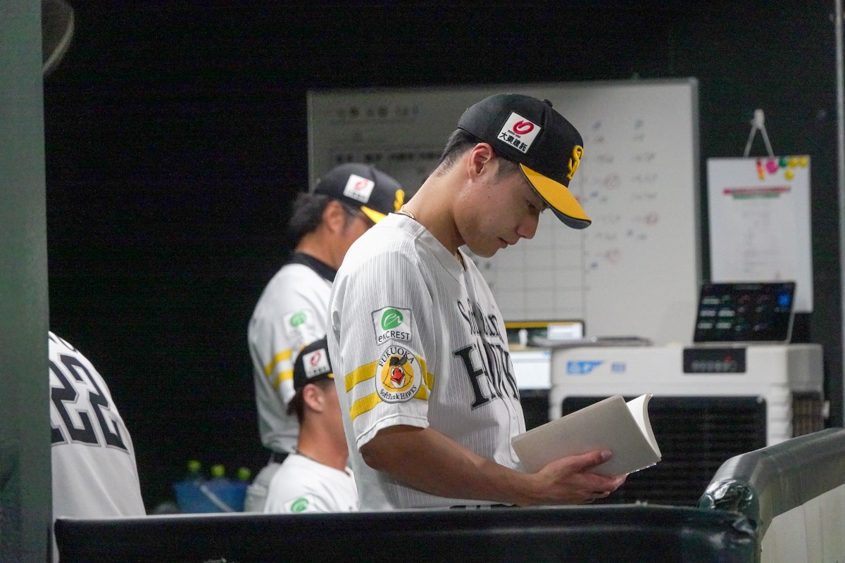 試合中にノートを確認する渡邉陸【写真：竹村岳】