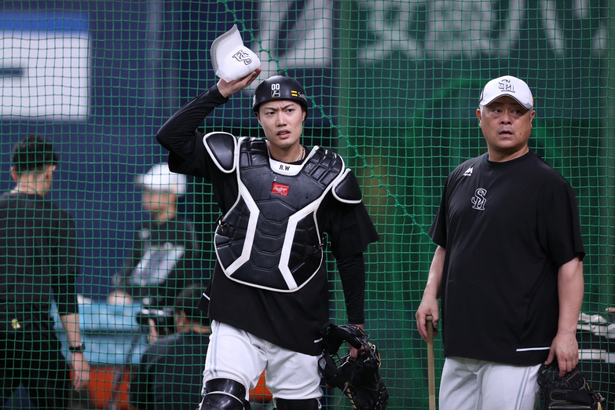 試合前の練習を行う渡邉と細川コーチ【写真：栗木一考】