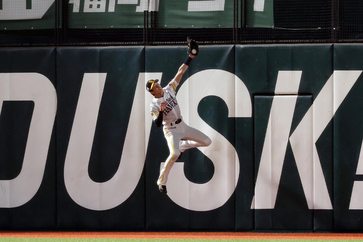 3回にスーパープレーを見せた周東佑京【写真：栗木一考】