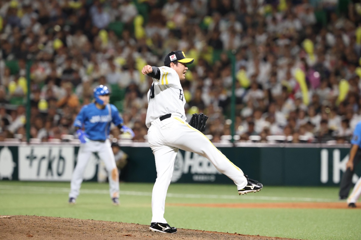 田宮を空振り三振に斬り雄叫びをあげる津森宥紀【写真：栗木一考】