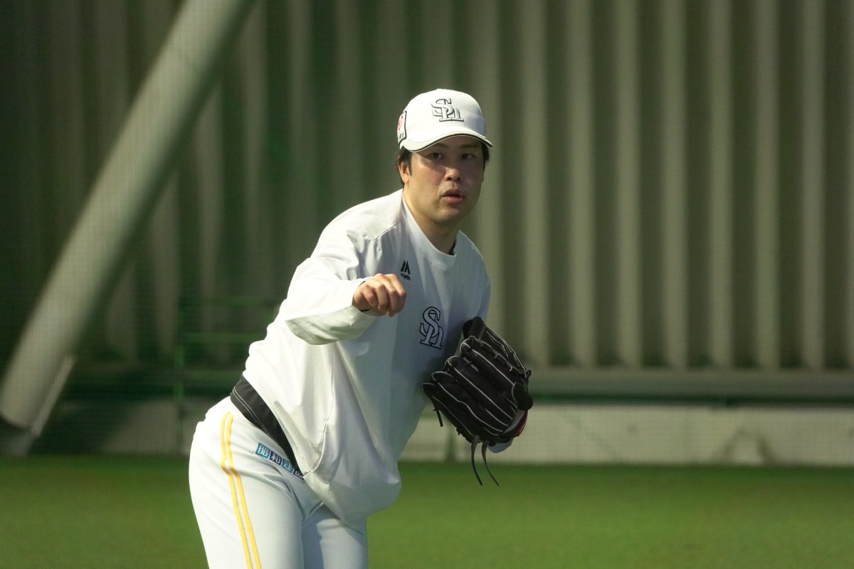 キャッチボールする藤井皓哉【写真：竹村岳】