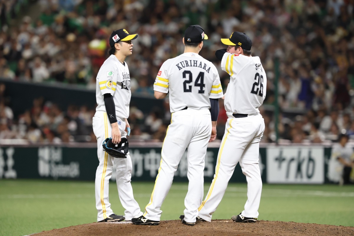 鈴木豪太に声をかける栗原陵矢と川瀬晃【写真:栗木一考】