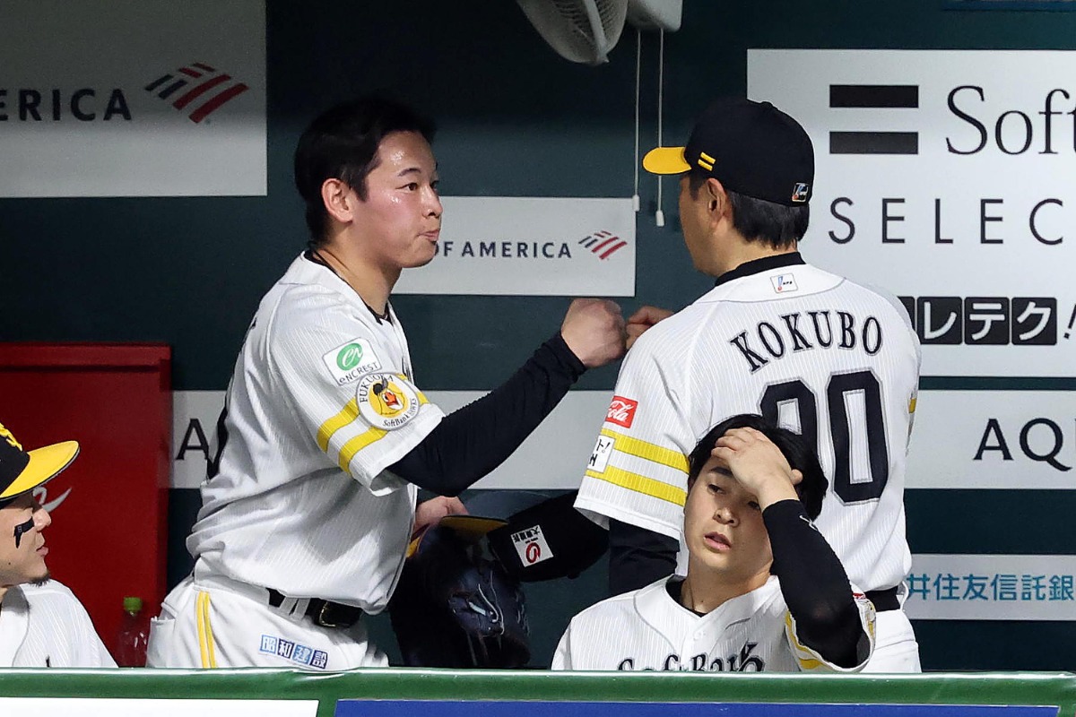 小久保裕紀監督とグータッチする鈴木豪太【写真:栗木一考】