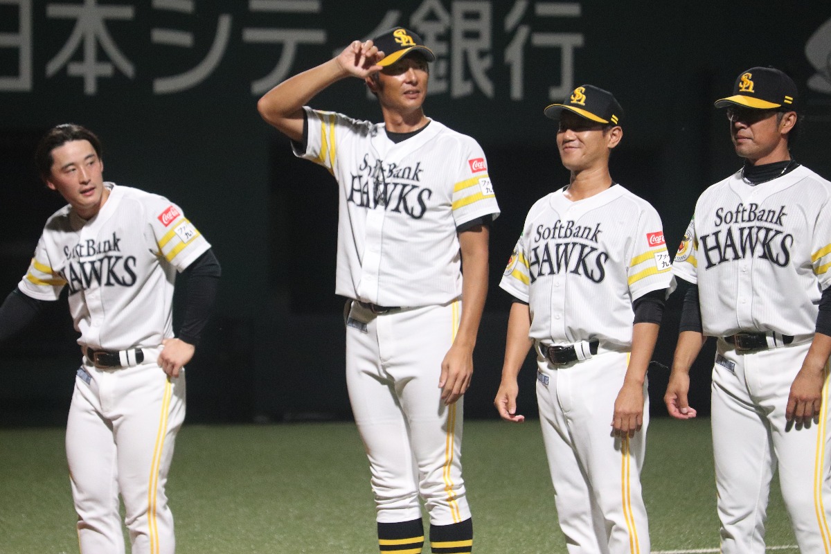 ファンに挨拶する斉藤和巳2軍監督（中央左）【写真：飯田航平】