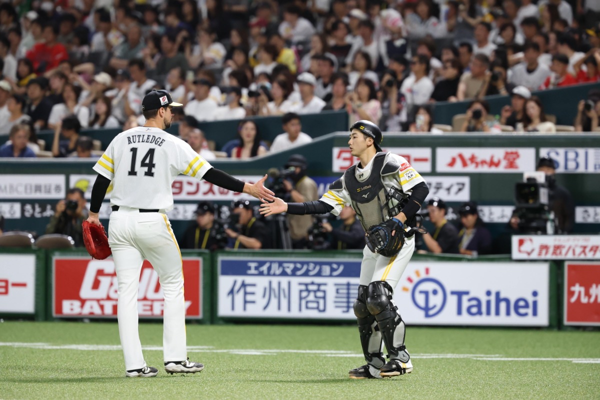 ジャクソン・ラトリッジ（左）と山本祐大【写真：栗木一考】