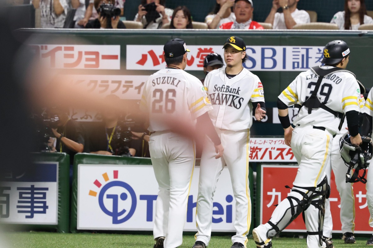 ピンチを抑えた鈴木豪太を出迎える上茶谷大河【写真:栗木一考】