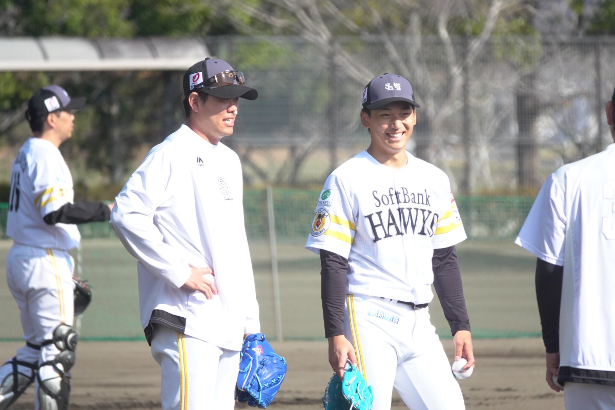 春季キャンプ中の上茶谷大河と前田悠伍【写真：竹村岳】