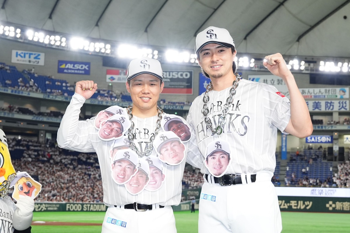 6月30日の西武戦に勝利し海野隆司と記念撮影に応じる上沢直之【写真：小林靖】