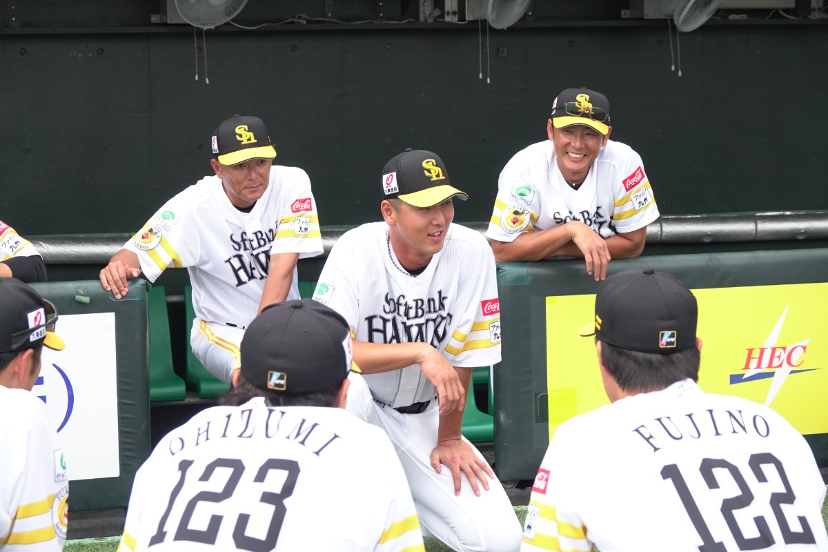 秋広優人の声出しに笑顔を見せる斉藤和巳監督【写真：竹村岳】
