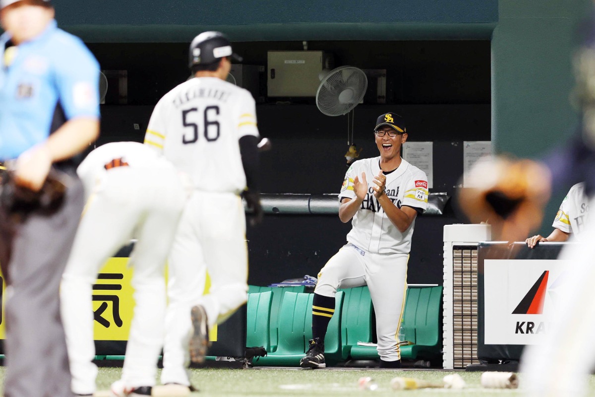 高橋隆慶を迎える斉藤監督【写真：栗木一考】