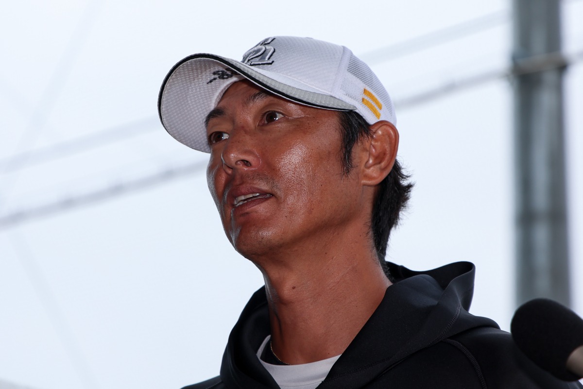 取材に応じる斉藤和巳2軍監督【写真：加治屋友輝】