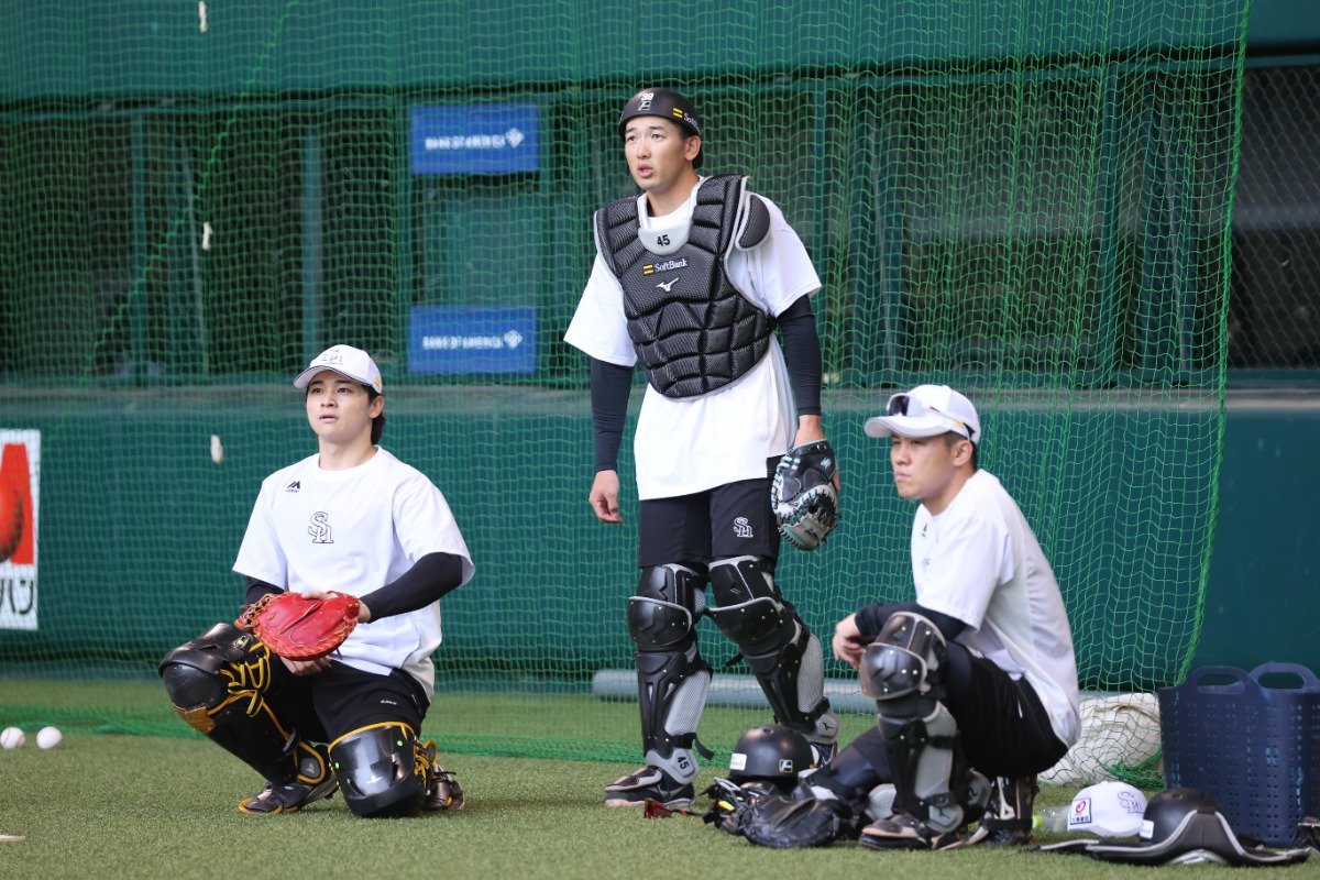 （左から）谷川原健太、山本祐大、海野隆司【写真：栗木一考】