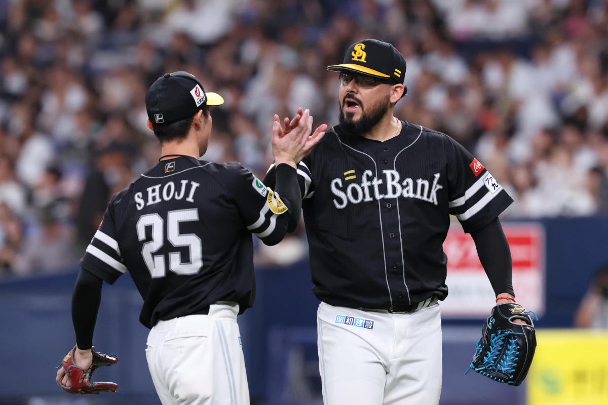 ハイタッチを交わすロベルト・オスナ（右）と庄子雄大【写真：栗木一考】
