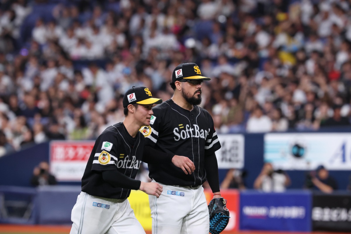 ロベルト・オスナ（右）と庄子雄大【写真：栗木一考】