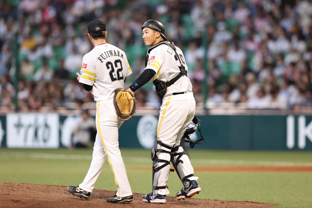 トレード翌日にバッテリーを組んだ山本祐大（右）と藤原大翔【写真：栗木一考】