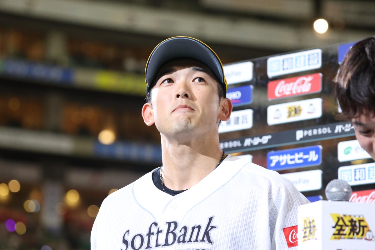 5月22日の日本ハム戦で移籍後初アーチを放ち、ヒーローインタビューに応える山本祐大【写真：栗木一考】