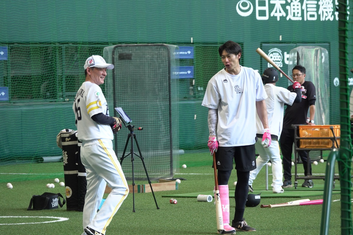 濱涯泰司打撃投手（左）と柳田悠岐【写真：竹村岳】