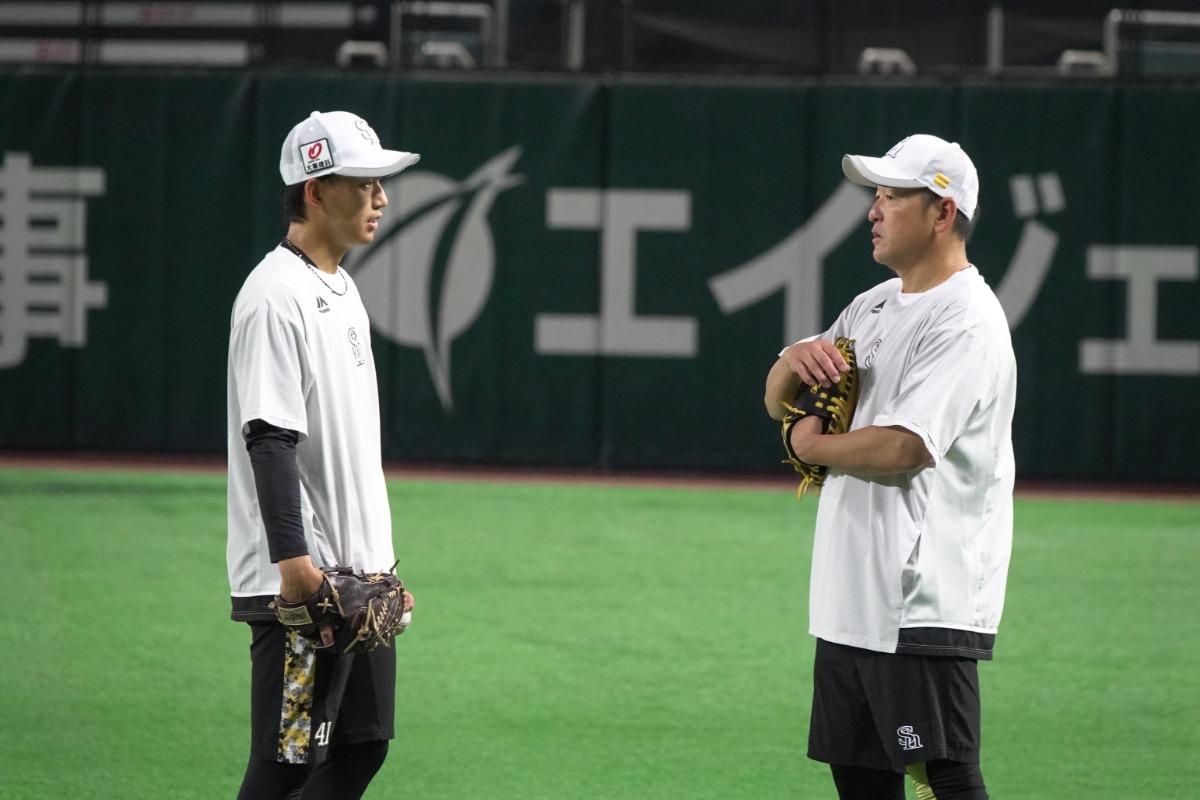 前田悠伍(左)と会話を交わす倉野信次コーチ【写真:竹村岳】