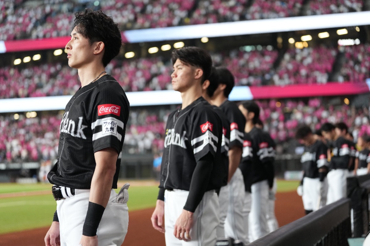 周東佑京（左）と庄子雄大【写真：井上学】