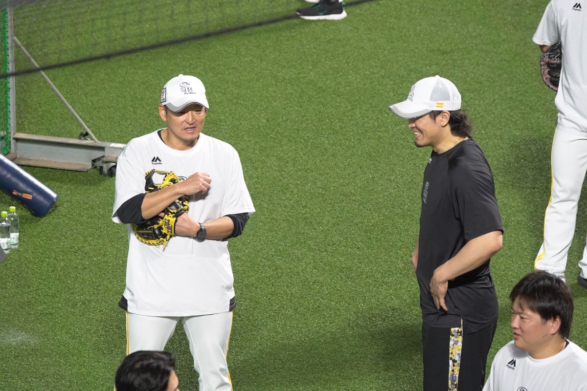 練習中に笑顔で言葉を交わす倉野コーチと杉山一樹【写真：竹村岳】