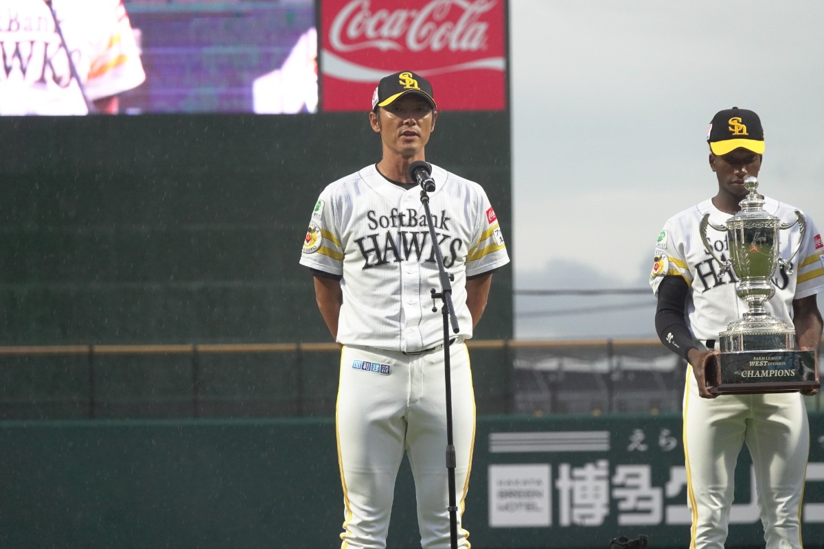試合前のセレモニーでスピーチする斉藤和巳2軍監督【写真：竹村岳】