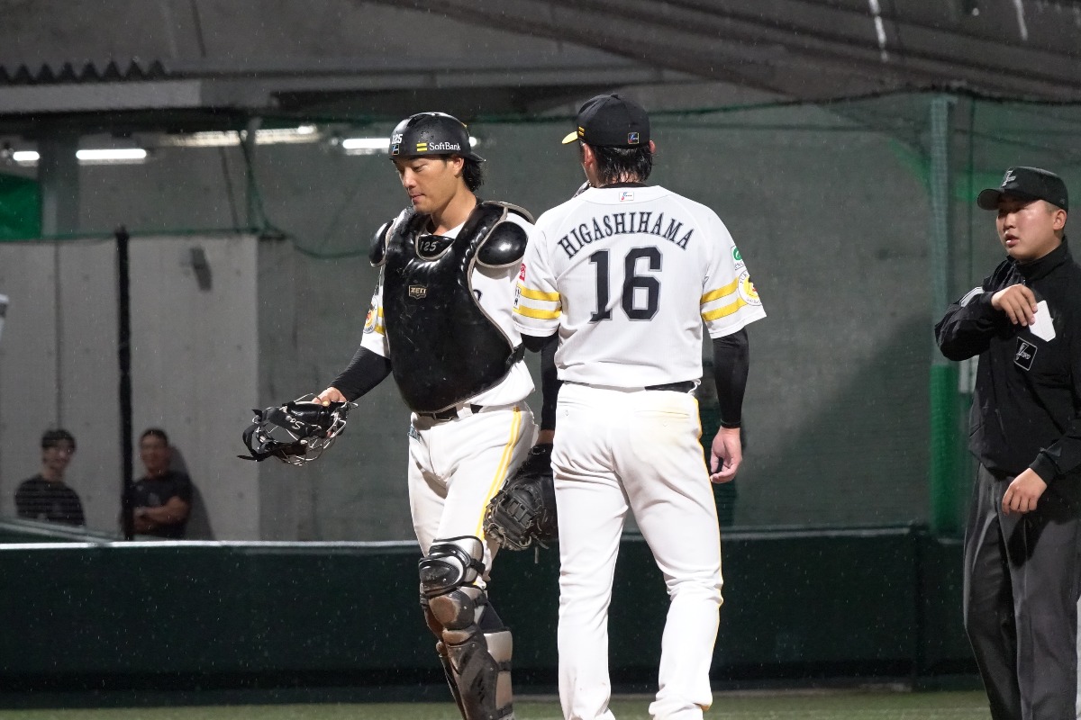 7回無死三塁のピンチで言葉を交わす東浜巨と大友宗【写真：竹村岳】