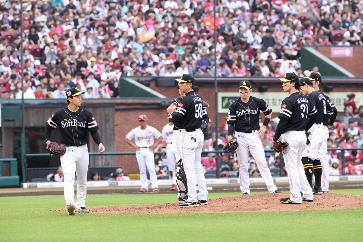 前田悠伍に交代を告げる小久保裕紀監督【写真:栗木一考】