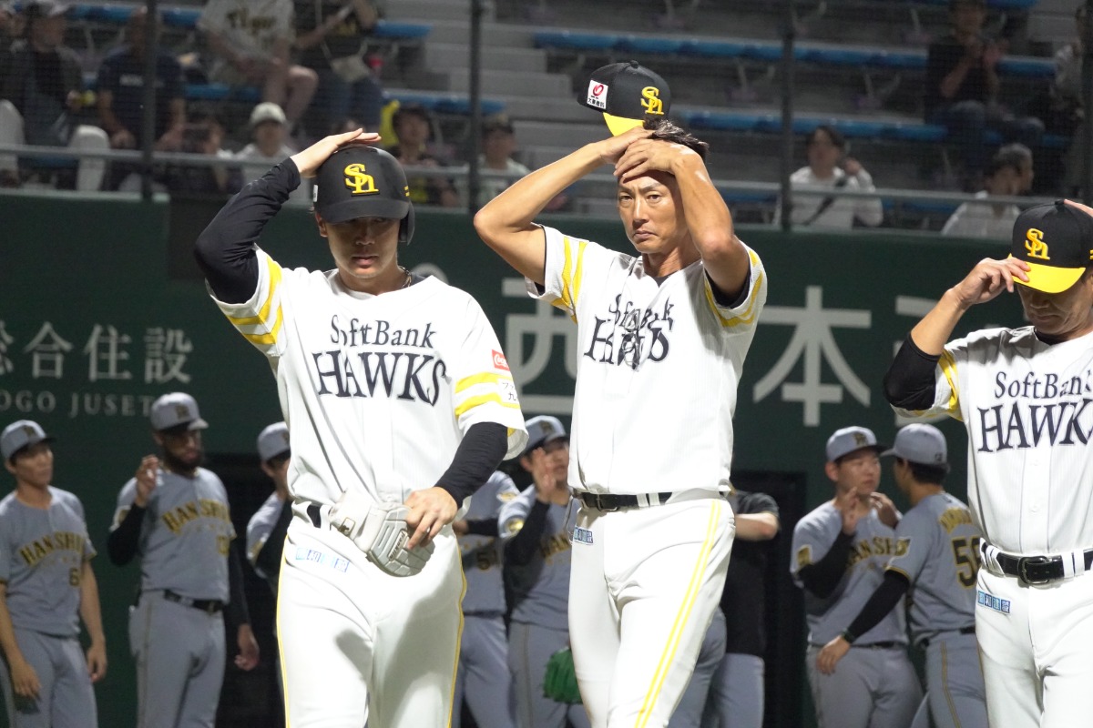 斉藤和巳2軍監督（中央）【写真：竹村岳】