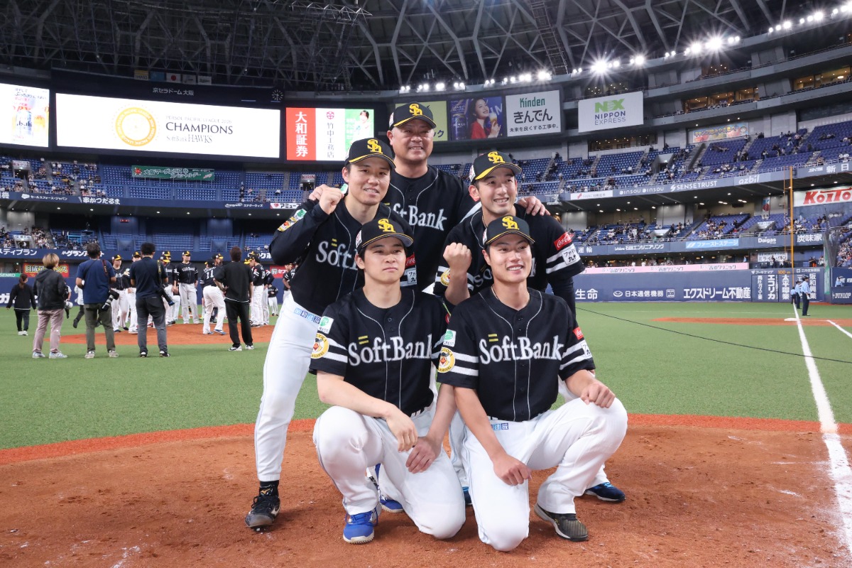 リーグ優勝を決めて記念撮影する捕手陣【写真：栗木一考】