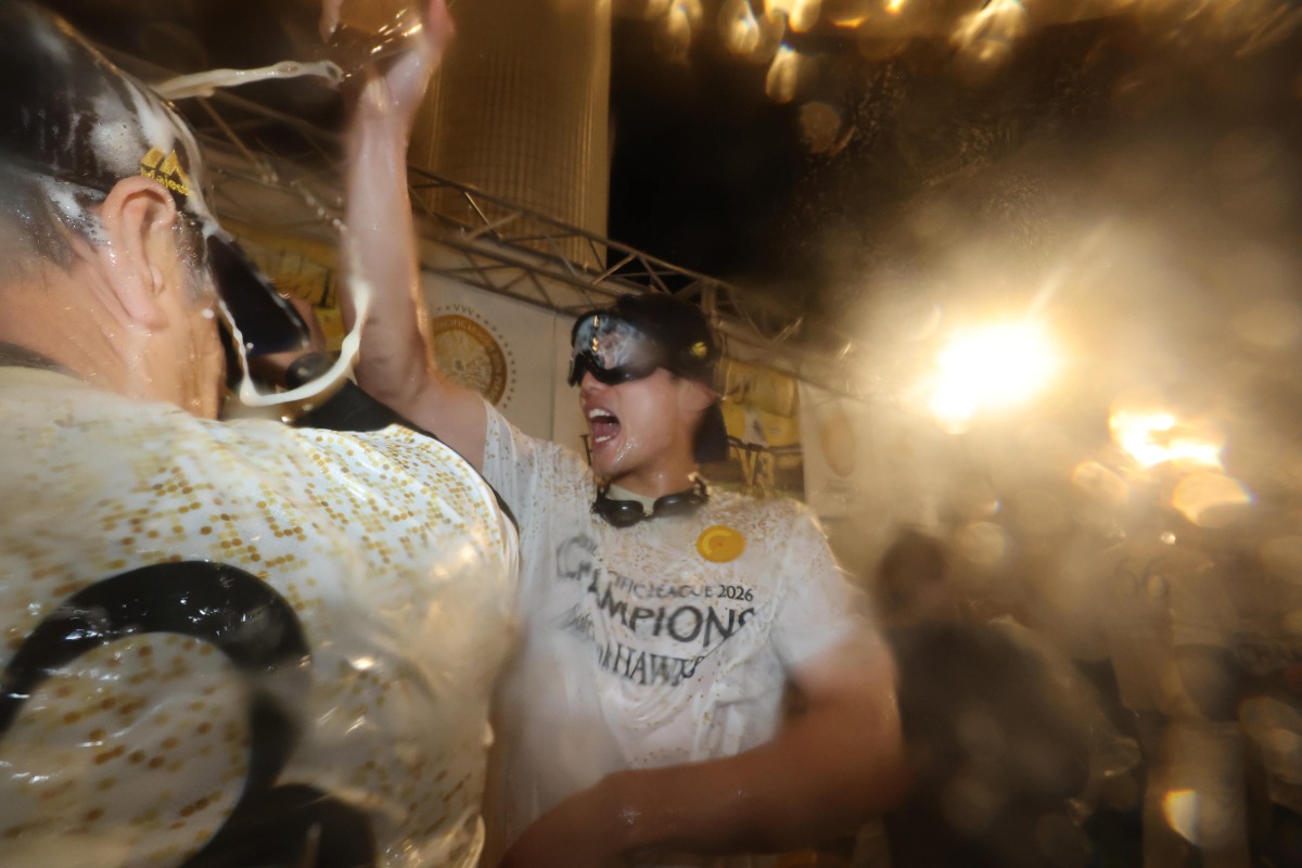 ビールかけに参加した渡邉陸【写真：栗木一考】