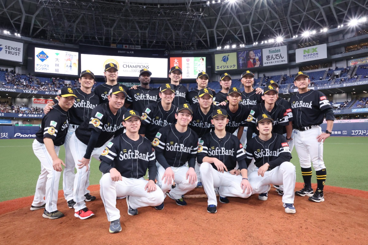 優勝時に記念撮影した投手陣【栗木一考】