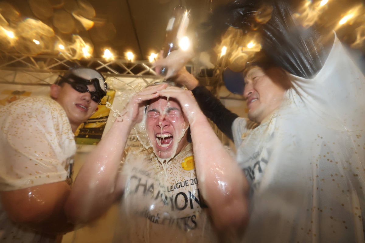 倉野コーチからビールをかけられる鈴木豪太【写真：栗木一考】