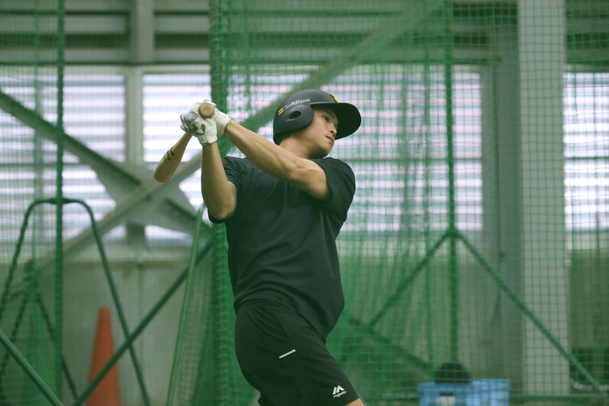打撃練習を行う笹川吉康【写真：栗木一考】