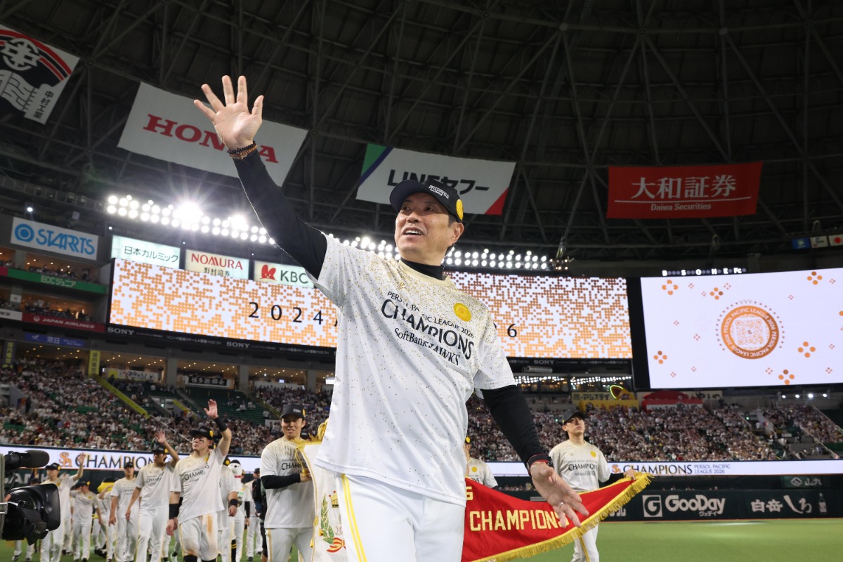 試合後、場内を一周する小久保裕紀監督【写真:栗木一考】