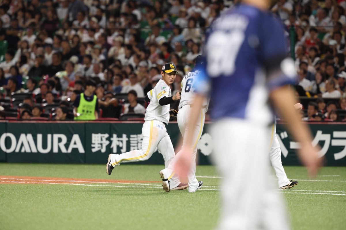 好プレーを見せた今宮健太とハイタッチする上茶谷大河【写真：栗木一考】