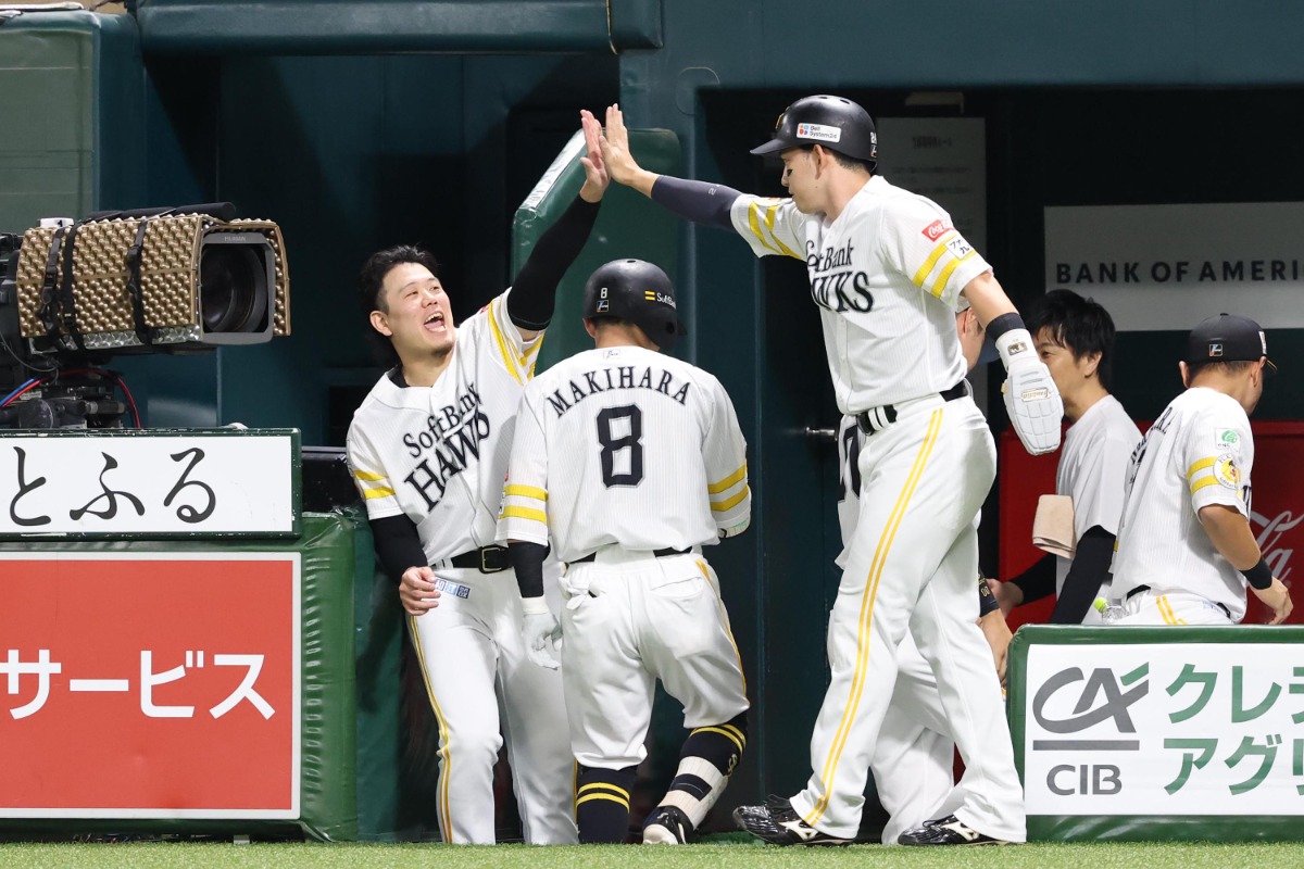 牧原大成の2ランの後、栗原陵矢とハイタッチをする上茶谷大河【写真：栗木一考】