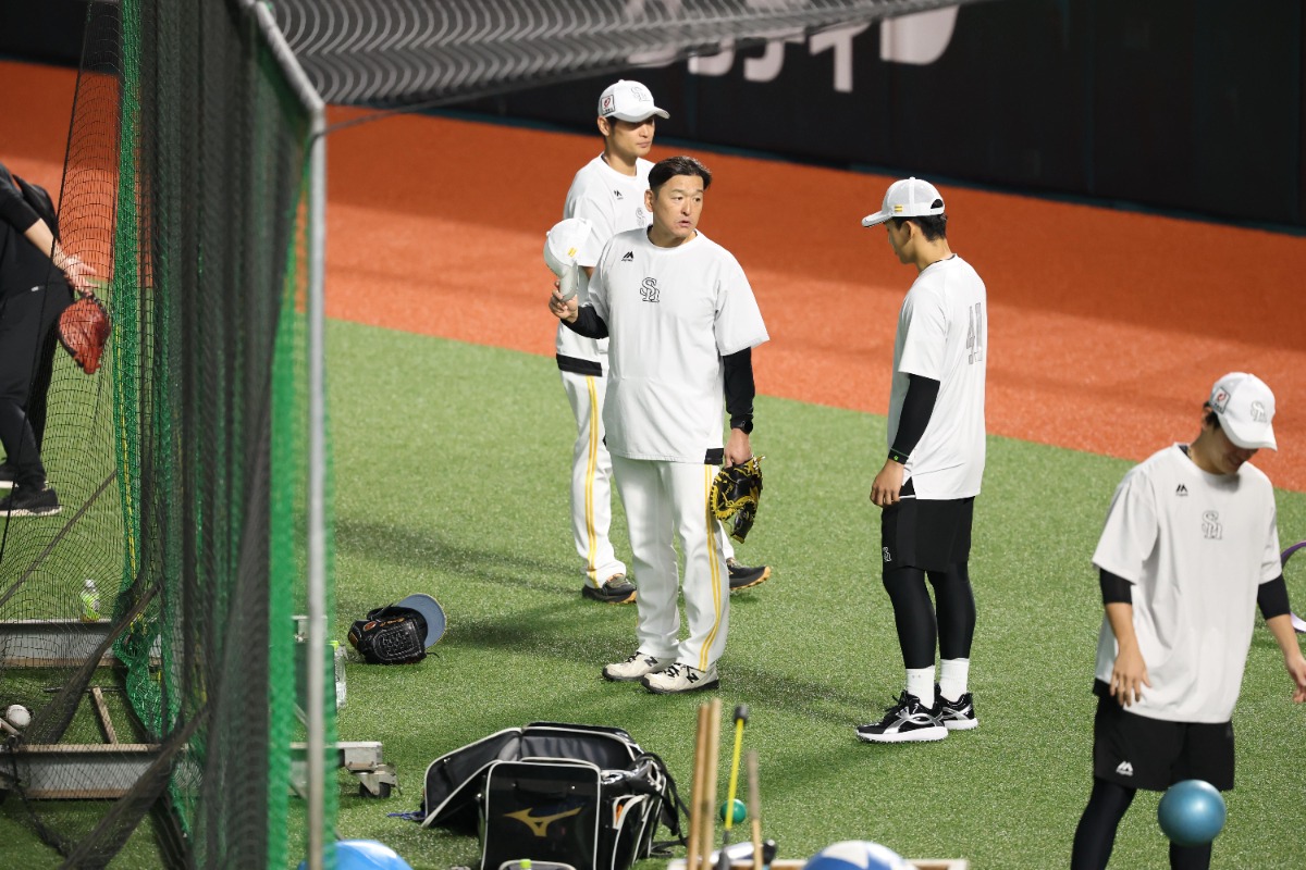 前田悠伍と会話する倉野信次コーチ【写真：栗木一考】