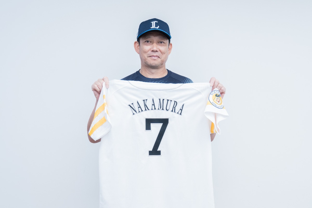 中村晃のユニホームを掲げる西武・鳥越裕介ヘッドコーチ【写真：小林靖】