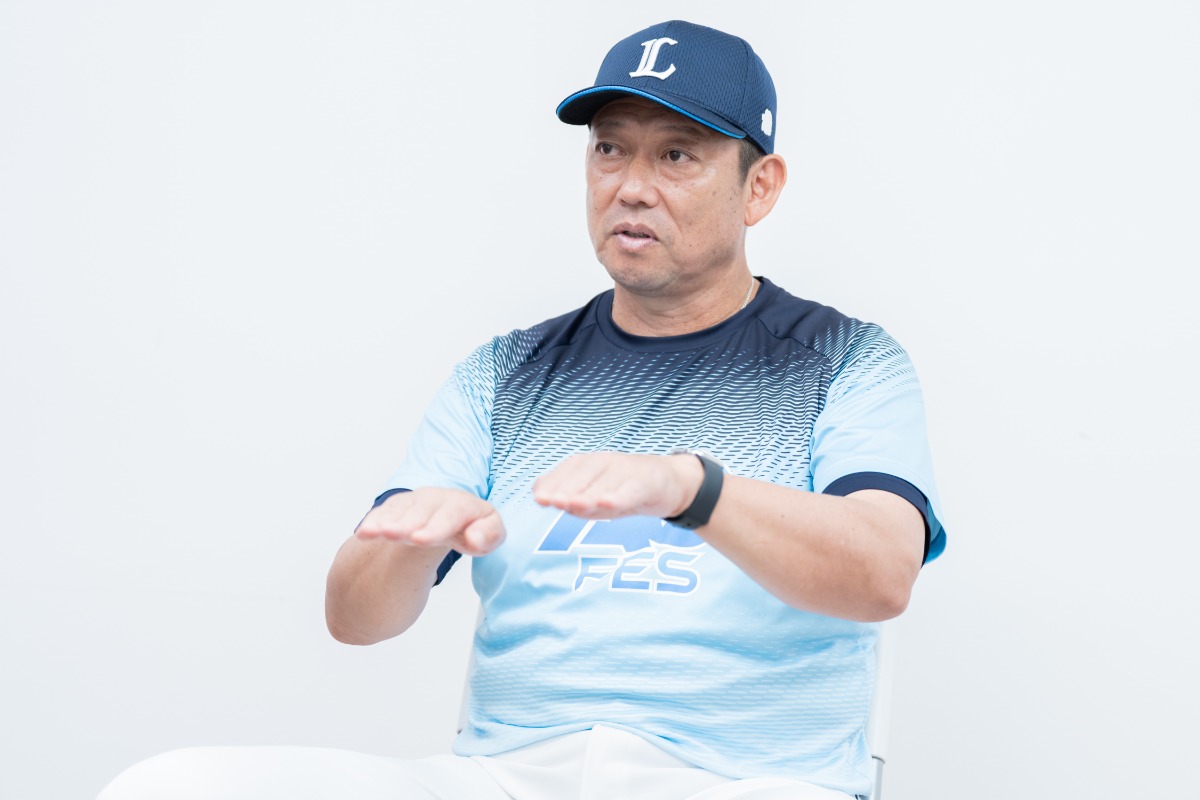 インタビューに応じる鳥越裕介コーチ【写真：小林靖】