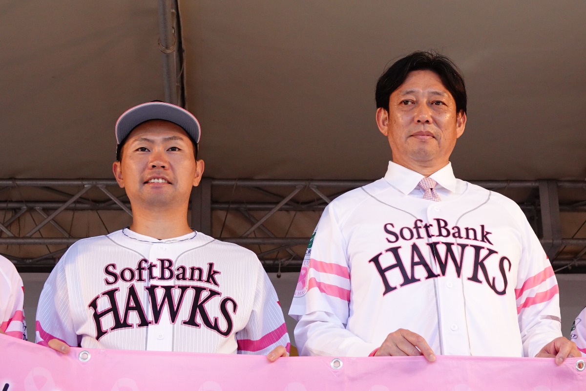 中村晃と鳥越裕介コーチ【写真：竹村岳】