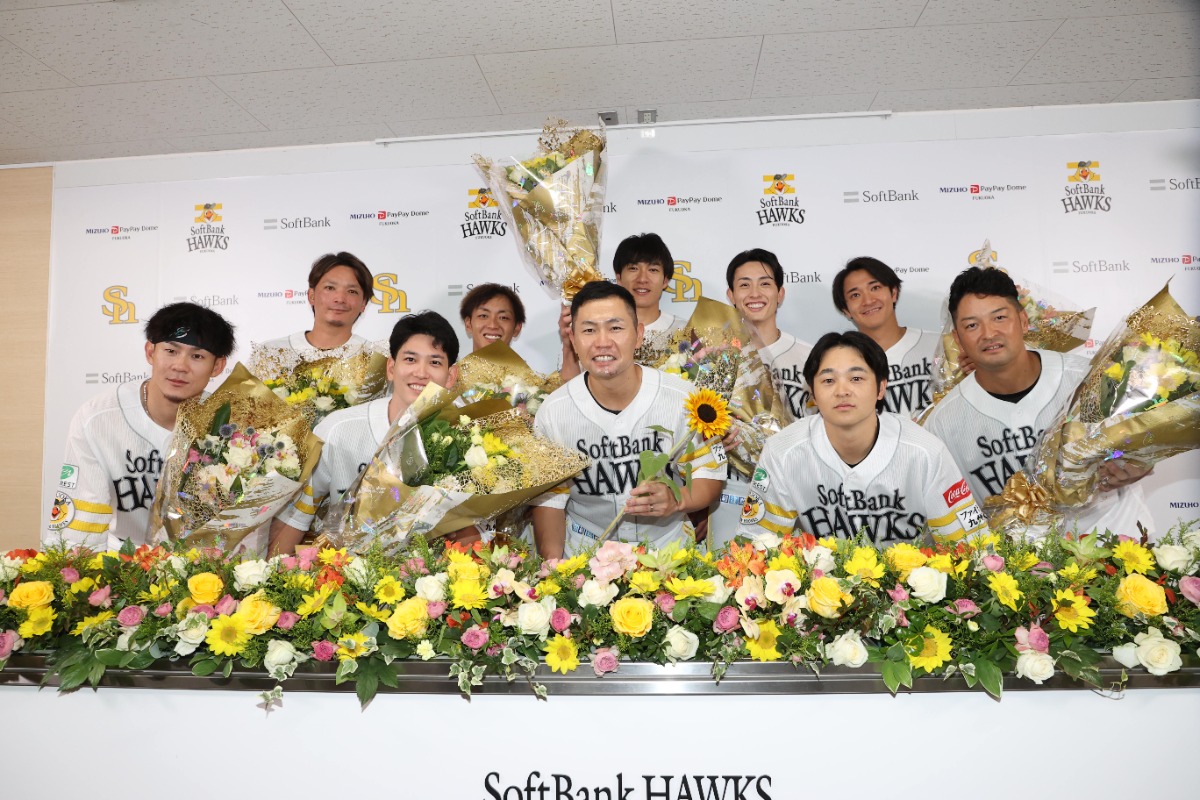 7月3日、引退会見に臨んだ中村晃【写真：栗木一考】