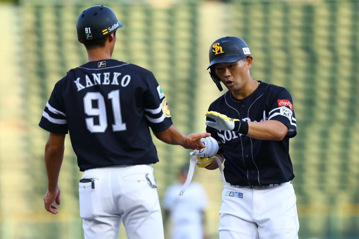 1軍に再昇格する前、8月20日のオリックス戦でヒットを放つ中村晃【写真：加治屋友輝】