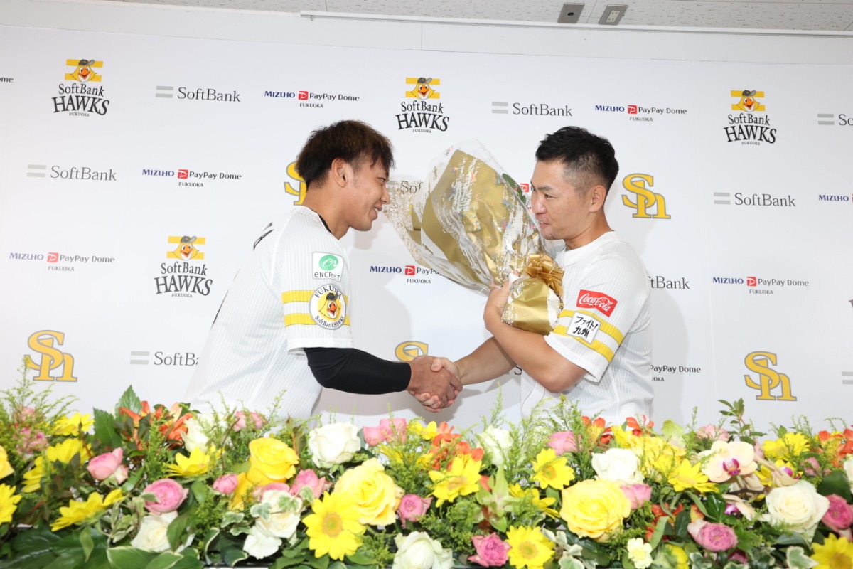 引退会見で握手を交わす今宮健太と中村晃【写真：栗木一考】
