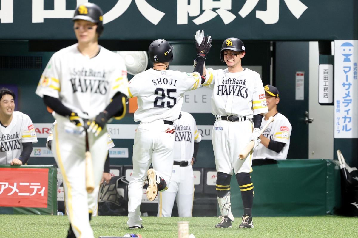 本塁打を放った庄子雄大を迎える牧原大成【写真：栗木一考】