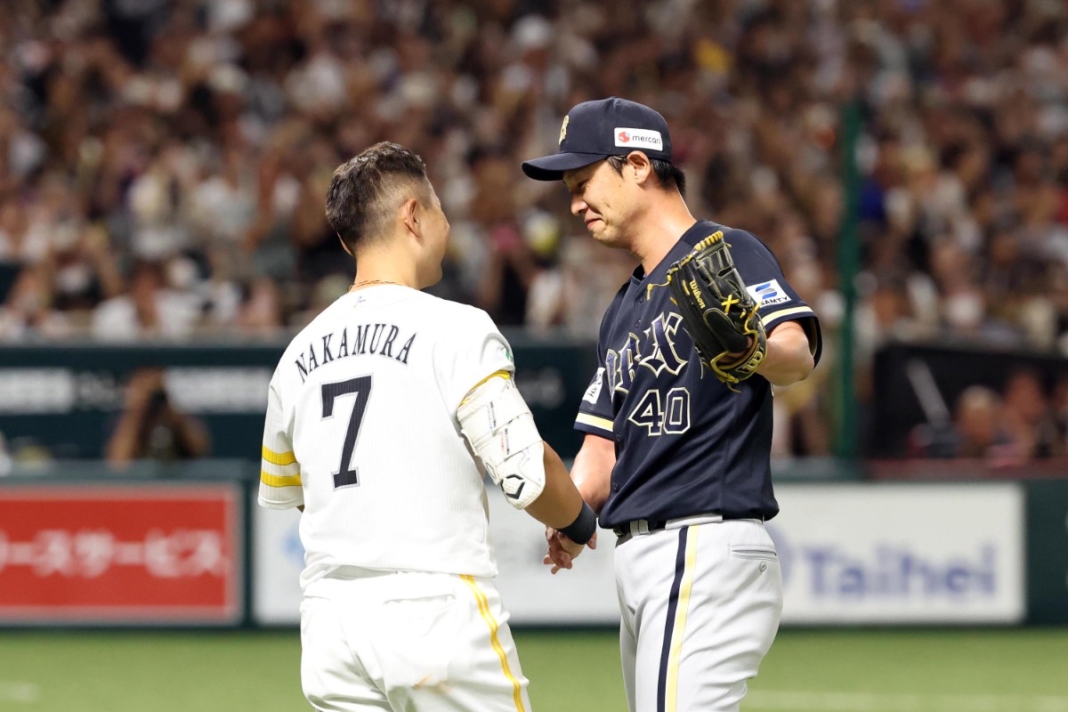 対戦を終えて握手を交わすオリックス・岩嵜翔と中村晃【写真：栗木一考】