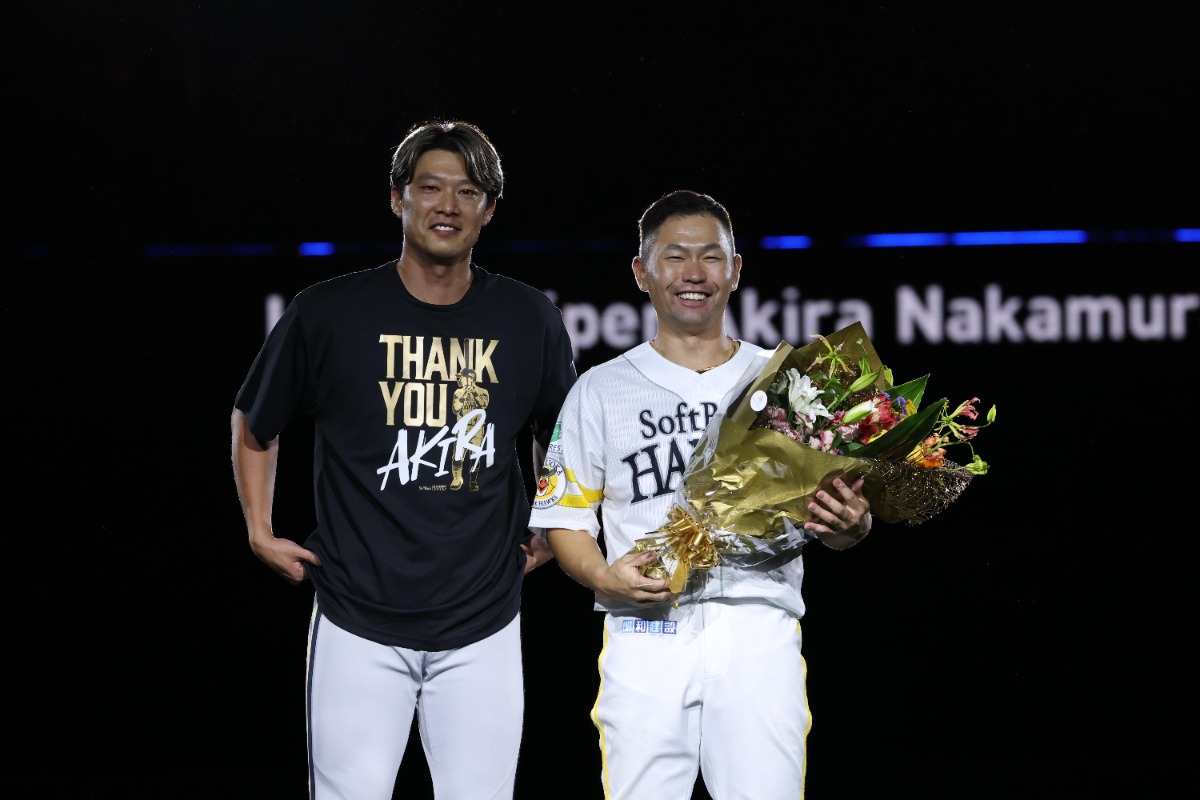 試合後のセレモニーで記念撮影するオリックス・岩嵜翔と中村晃【写真：栗木一考】