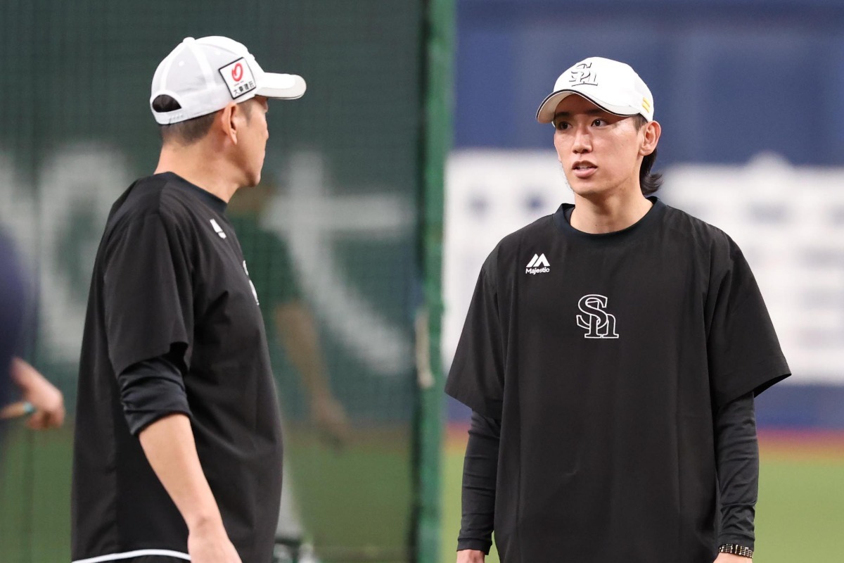 大津亮介(右)と倉野信次投手コーチ【写真:栗木一考】