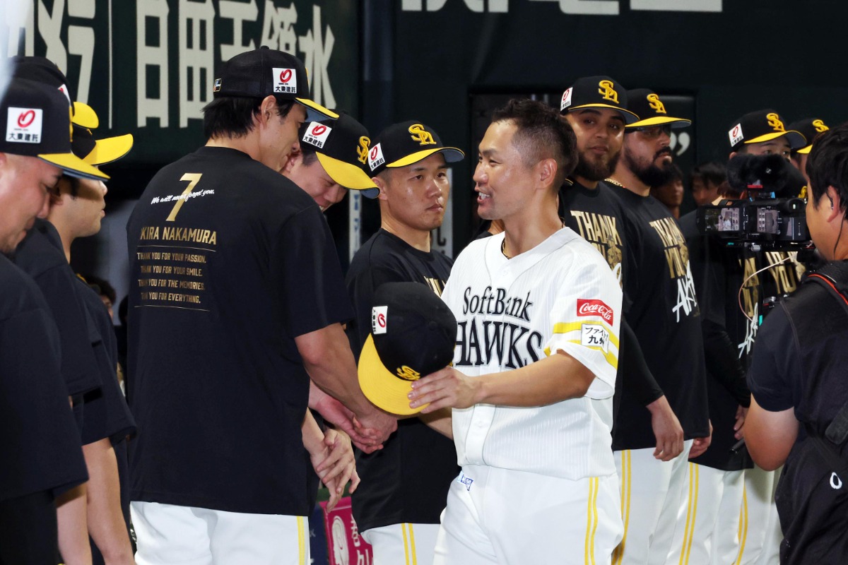 試合後のセレモニーで握手を交わす柳田悠岐と中村晃【写真：栗木一考】